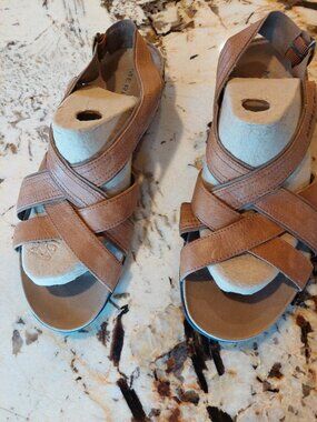 Merrill Tan Leather Sandal size 10